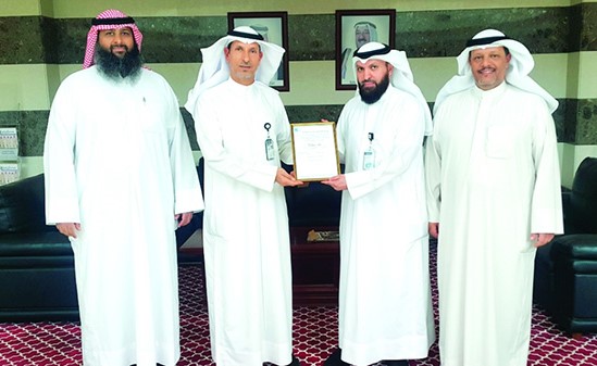 مطلق العازمي خلال تسلمه الشهادة 
