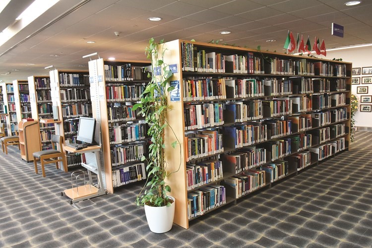 مكتبة جامعة الخليج للعلوم والتكنولوجيا مزودة بكل الكتب والمراجع التي يحتاج إليها الطلاب مع توافر النظام الآلي للبحث﻿