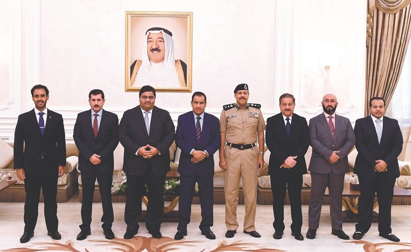 الوفد الكويتي لدى مغادرته إلى المملكة المتحدة ﻿