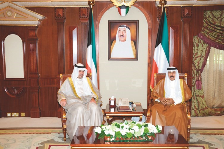 سمو ولي العهد خلال استقباله أنس الصالح﻿