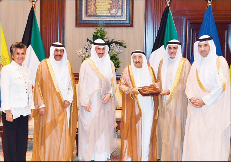 صاحب السمو الأمير الشيخ صباح الأحمد يتسلم تقرير لجنة مشروع الجواب على الخطاب الأميري بحضور رئيس مجلس الأمة مرزوق الغانم ود.خليل عبدالله وحمد الهرشاني ود.عودة الرويعي وصفاء الهاشم