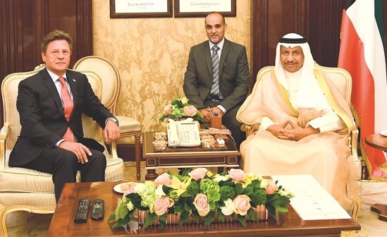  سمو رئيس الوزراء الشيخ جابر المبارك مستقبلا السفير رولاند بيريدزة﻿
