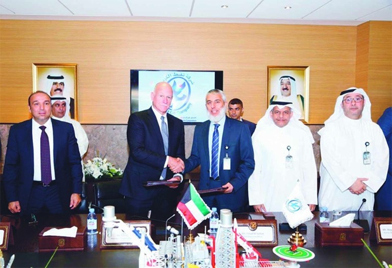 عماد سلطان خلال توقيع عقد الحفر البحري مع شركة هليبرتون
