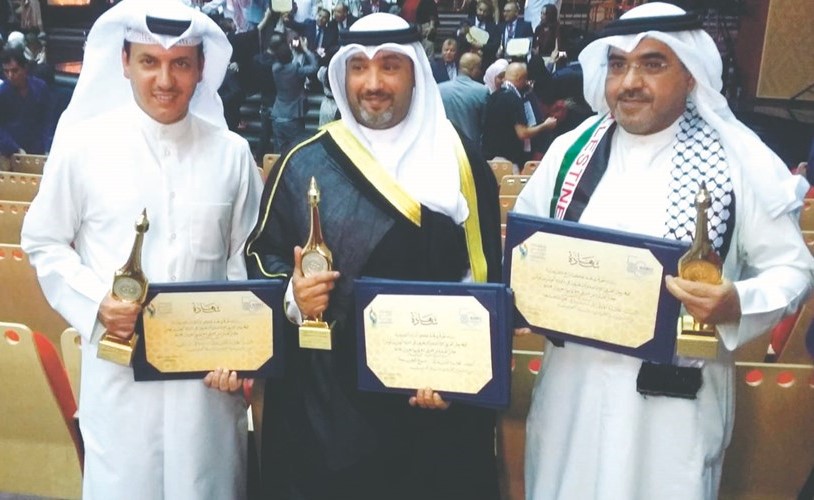 وكيل التلفزيون سعود الخالدي يتوسط مدير إذاعة البرنامج العام سعد الفندي ومدير الأخبار عادل العازمي﻿