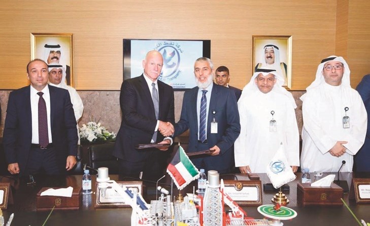 عماد سلطان خلال توقيع عقد الحفر البحري مع شركة هليبرتون ﻿