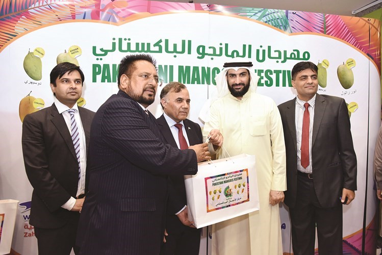 السفير الباكستاني وحافظ شبير وبلال الباكستاني يقدمون هدية المعرض للزميل محمد راتب ﻿