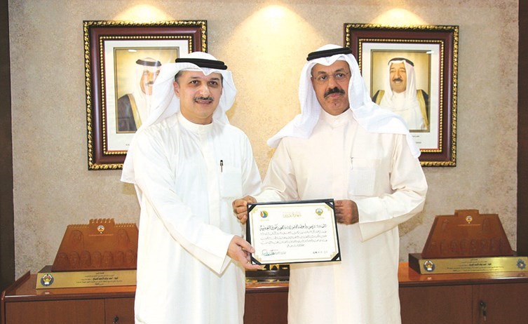 عبدالرحمن القديري مكرما الشيخ أحمد النواف ﻿