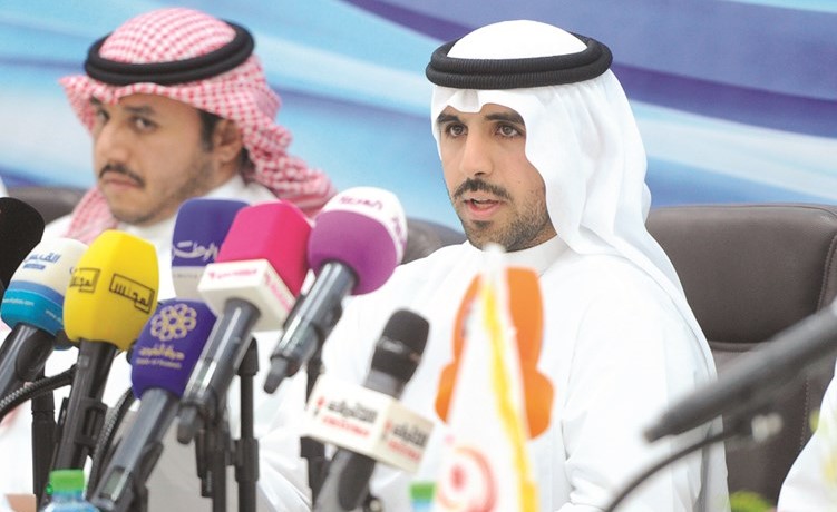 الشيخ فهد ناصر الصباح متحدثا وإلى جانبه الشيخ مبارك فيصل النواف﻿