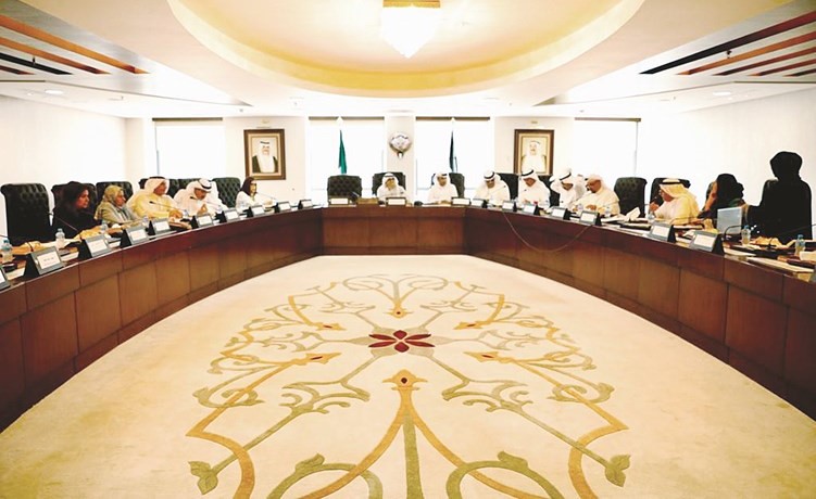 الشيخ ناصر صباح الأحمد مترئسا الاجتماع بحضور د.خالد الفاضل ومسؤولي مؤسسة البترول﻿