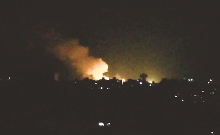 صورة عن فيديو يظهر النيران والدخان الذي سببته الغارات الاسرائيلية على ريف دمشق	(أ.ف.پ)﻿