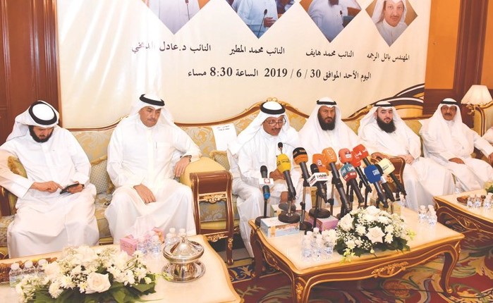 محمد هايف ومحمد المطير ود. عادل الدمخي خلال الندوة	(ريليش كومار)﻿