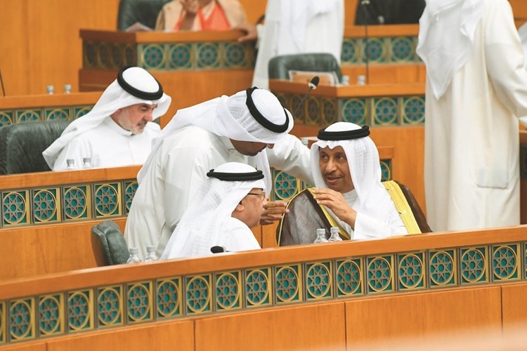 سمو رئيس الوزراء الشيخ جابر المبارك والشيخ خالد الجراح ود.نايف الحجرف ويبدو صالح عاشور﻿