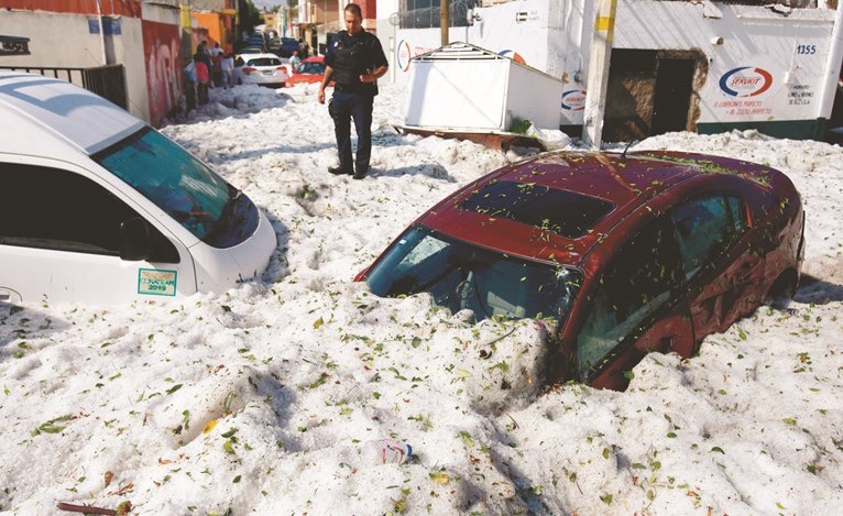 سيارات مدفونة في الجليد بمدينة غوادالاخارا 		(أ.ف.پ)﻿