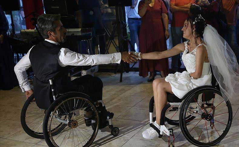 بالفيديو.. على كرسي متحرك... زوجان تركيان يحترفان الرقص