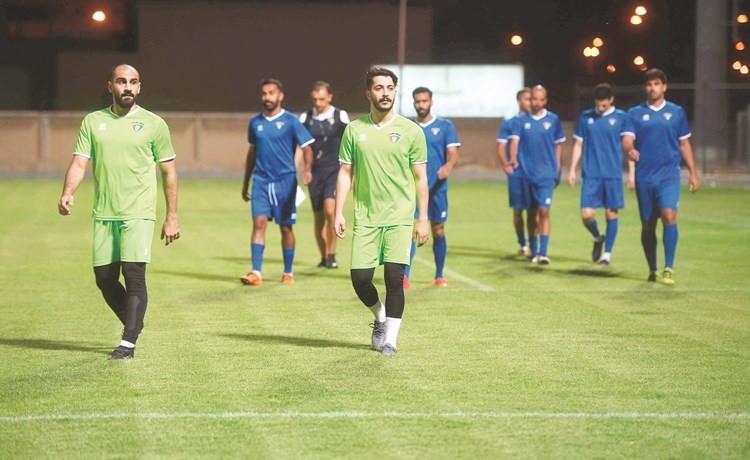 لاعبو المنتخب الوطني أثناء التدريب﻿