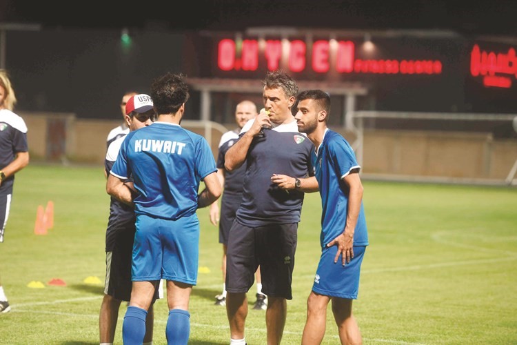 روميو يوزاك في حديث مع لاعبي الأزرق	(محمد هاشم)﻿