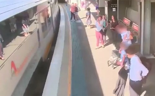 الشرطة الأسترالية تنشر ڤيديو لسقوط طفل بين قطار والرصيف