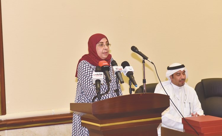 أ.د.سعاد العبدالوهاب متحدثة خلال الحفل ﻿