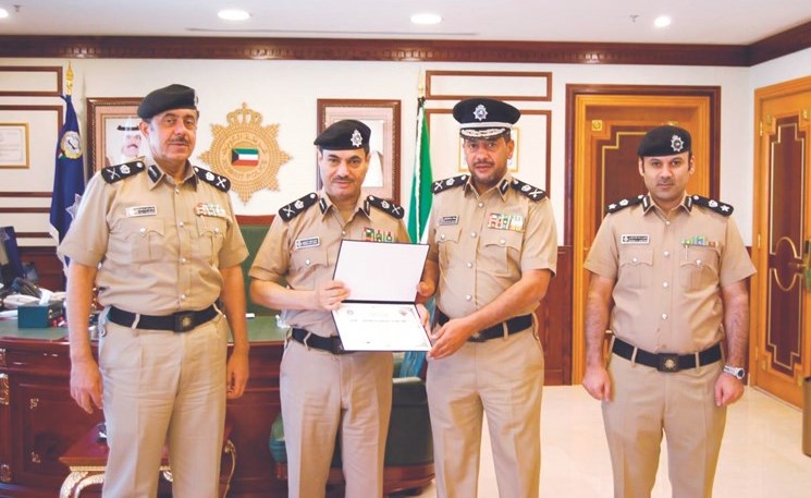  اللواء فراج الزعبي مكرما اللواء عبد الله القحطاني بحضور اللواء علي المعيلي ﻿