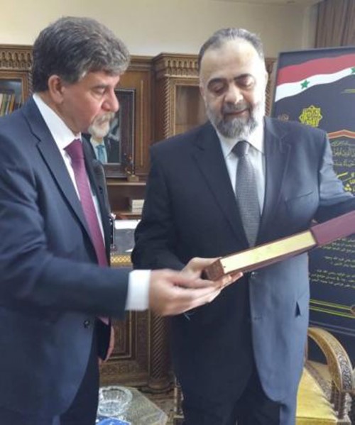 شاهد: قرآن مكتوب بماء الذهب هدية من الرئيس الأسد للرئيس محمود عباس