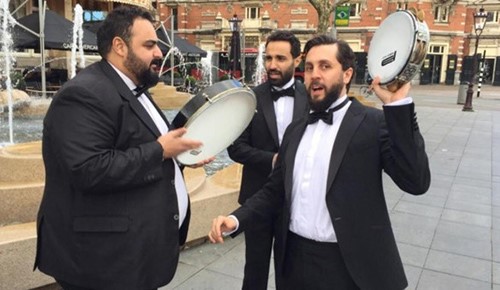 فنان شهير ينفعل على ناشط: "أنت مال أهلك"