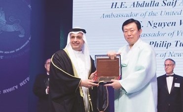 جانب من تكريم مجتمع آسيا للسفير بدر العوضي	﻿