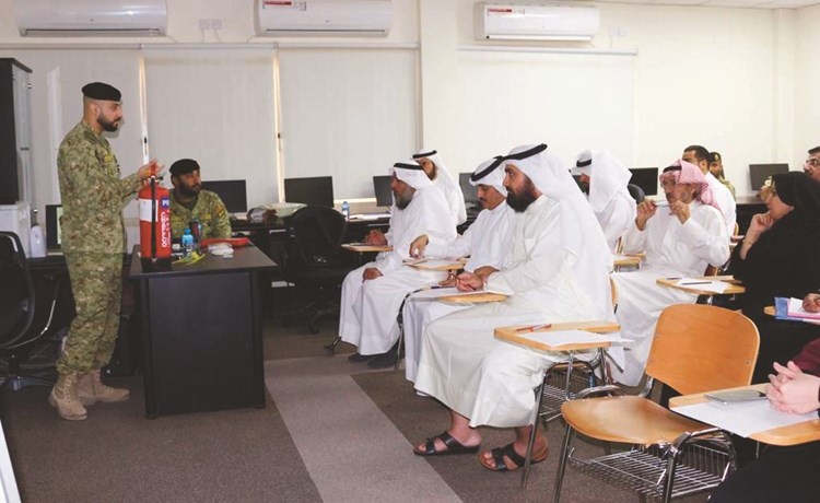 عدد من موظفي القطاع خلال إحدى الدورات﻿