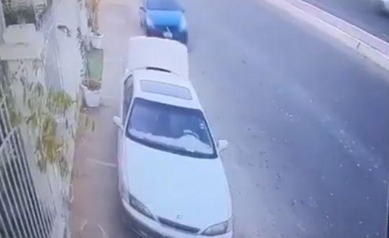 بالفيديو.. العناية الإلهية تنقذ شاباً من حَادث مروع في جدة