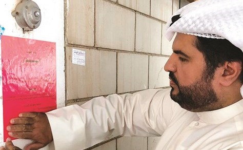 وضع ملصق على احد العقارات المخالفة﻿