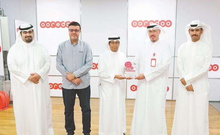 مجبل الأيوب يتسلم درع التكريم من رئيس جمعية الكاريكاتير الكويتية الزميل محمد ثلاب﻿