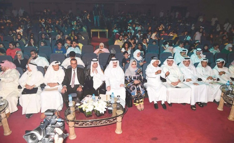 الأمين العام للمجلس بالتكليف كامل العبدالجليل يتقدم الحضور	(محمد هاشم)﻿