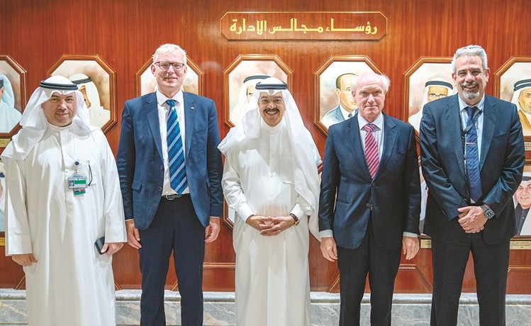 يوسف الجاسم متوسطا السفير الهولندي فرانس بوتايت وكامل العوضي وروبرت دينجيمانس وعبدالحليم زيدان﻿