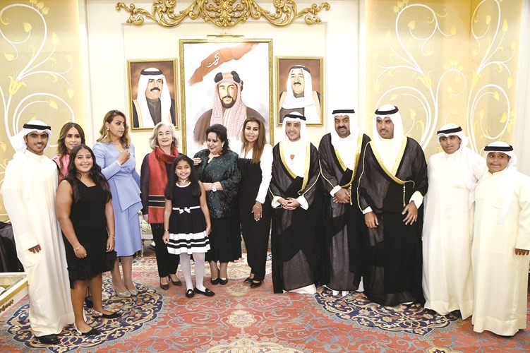 السفيرة الفرنسية ماري ماسدوبوي والشيخ صباح ناصر المحمد والشيخ خالد البدر مع الشيخ د. أحمد ناصر المحمد والعائلة﻿