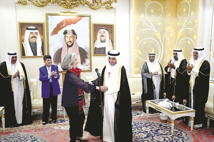 أجواء احتفالية بعد تقليد الشيخ د. أحمد ناصر المحمد وسام جوقة الشرف برتبة فارس﻿
