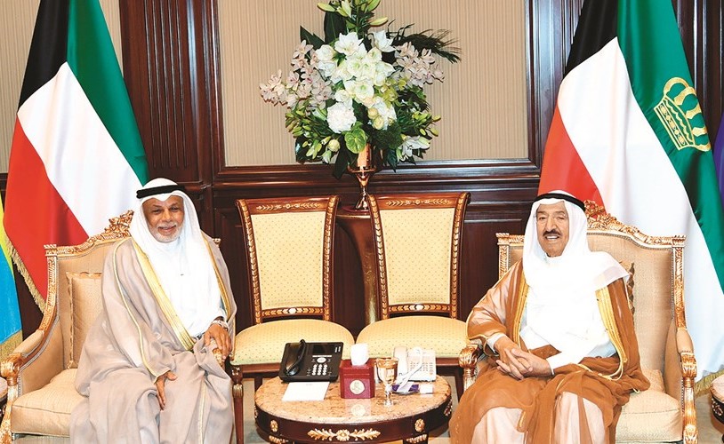 صاحب السمو الأمير الشيخ صباح الأحمد مستقبلا المستشار يوسف المطاوعة﻿
