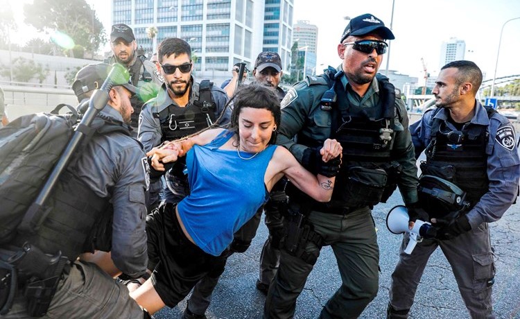 الشرطة الإسرائيلية تعتقل متظاهرة خلال الاحتجاجاتأمس	 (أ.ف.پ)﻿