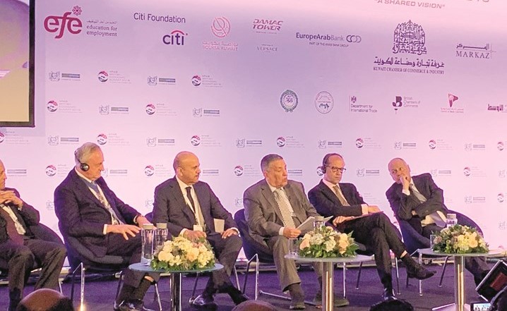 علي الغانم خلال مشاركته في مؤتمر القمة الاقتصادية العربية- البريطانية	(كونا)﻿