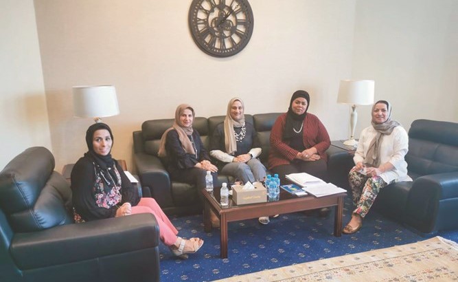 د.سعاد الفضلي مع هناء الخميس وعدد من عضوات جمعية العلاج الطبيعي﻿