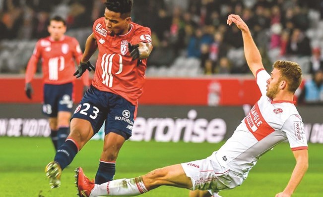 ليون يضم البرازيلي منديس