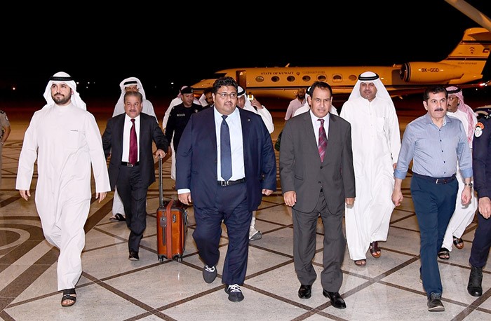  الوفد الكويتي خلال وصوله مطار الكويت 