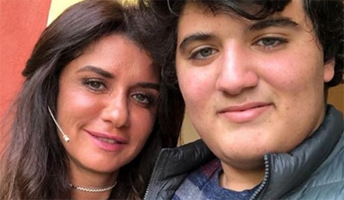 شاهد .. رسالة نجل غادة عادل لها من بيت الله الحرام