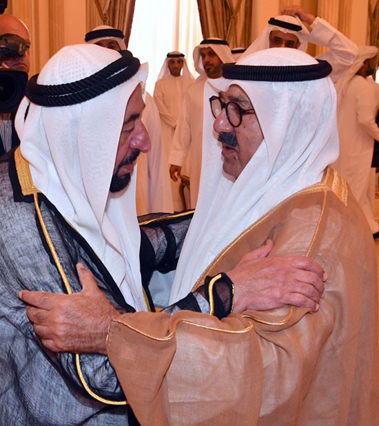 الشيخ ناصر صباح الأحمد خلال تقديمه واجب العزاء 