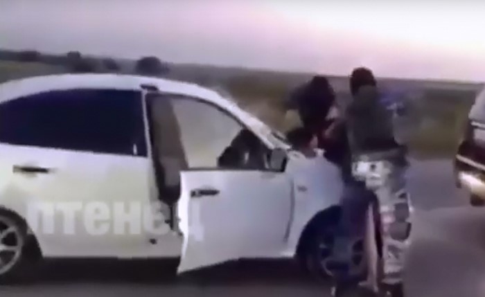 بالفيديو.. "إثارة وتشويق".. شاب يطلب يد حبيبته على طريقة الأفلام البوليسية