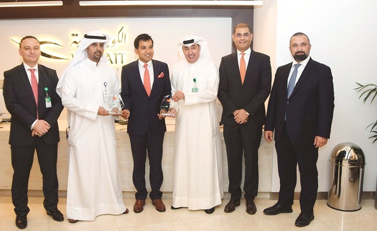 ممثلو ماستر كارد يكرمون مشعل المطيري وخالد السبيعي لأفضل أداء للبطاقة على مستوى منطقة الخليج﻿