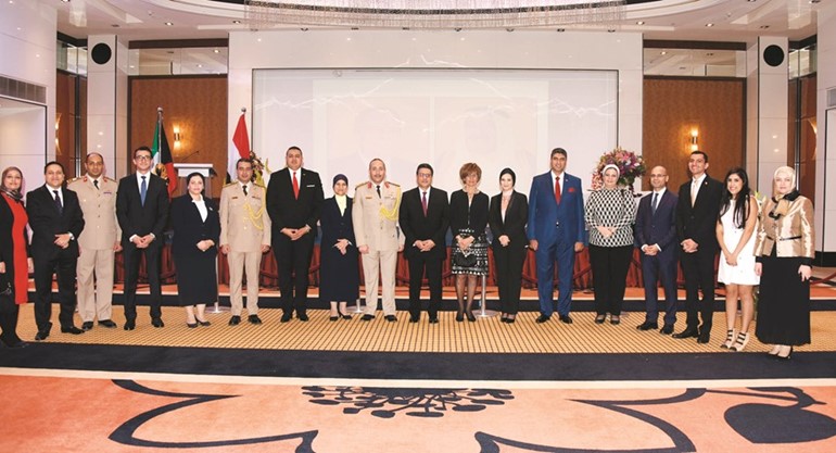 السفير طارق القوني وحرمه والعميد أ.ح يحيى الصمدي والمستشارون نازلي الفيومي وتامر أبوالنعمة وأيمن مشهور مع أركان السفارة ﻿