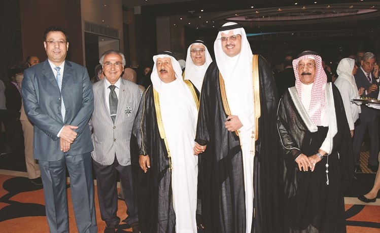 سفير خادم الحرمين سمو الأمير سلطان بن سعد وجواد بوخمسين وعدد من الحضور-(زين علام)﻿