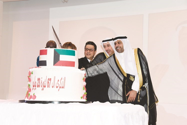 الوزير محمد الجبري والشيخ فيصل الحمود والسفير طارق القوني لدى قطع كعكة الحفل﻿