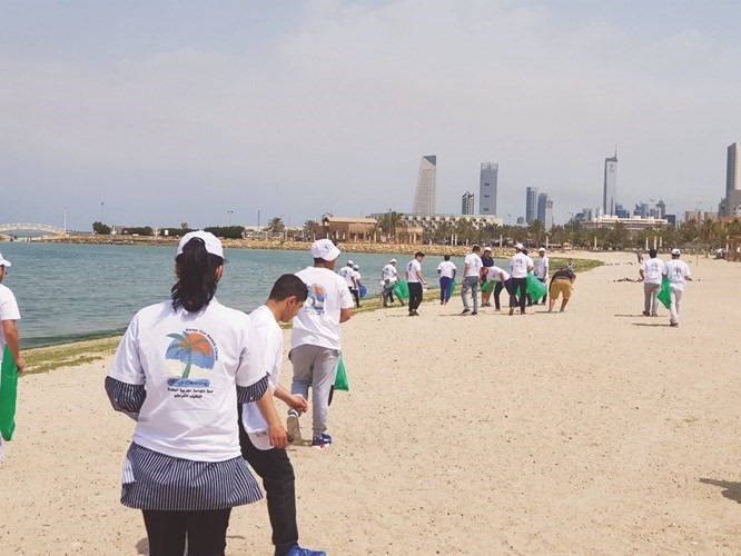 حملة تنظيف الشواطئ التي نظمتها الجامعة﻿