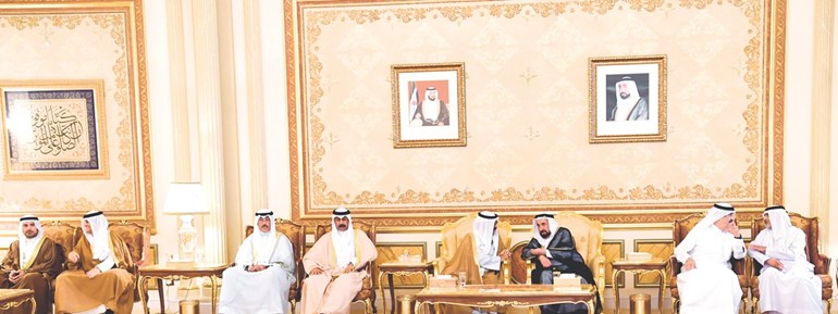 الشيخ ناصر صباح الأحمد خلال تقديم واجب العزاء إلى صاحب السمو الشيخ د.سلطان بن محمد القاسمي ويبدو الشيخ سالم النواف والشيخ فواز الخالد ﻿