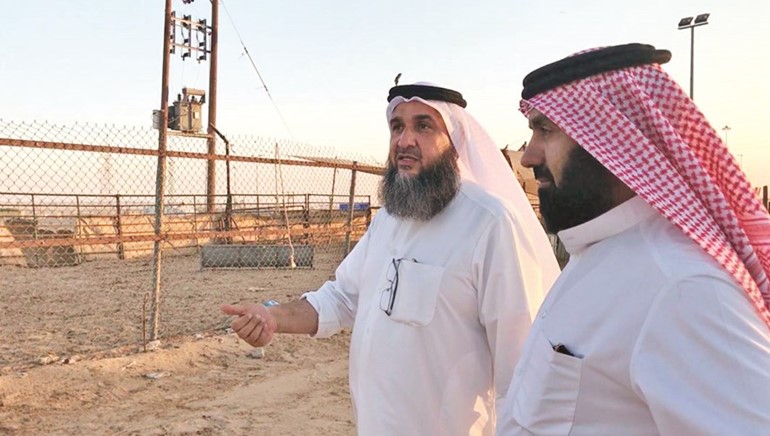عساف الهريف ومبارك العنزي خلال استقبالهما وفد نادي الصحافة والإعلام﻿